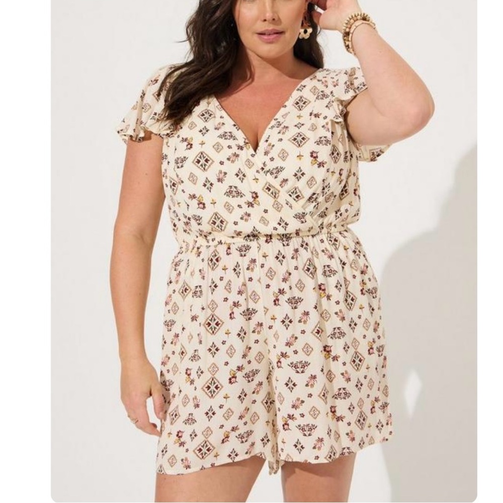 Torrid Neutral Cream Floral Gauze Tie Back V Neck Shorts Pockets Romper Size 1X